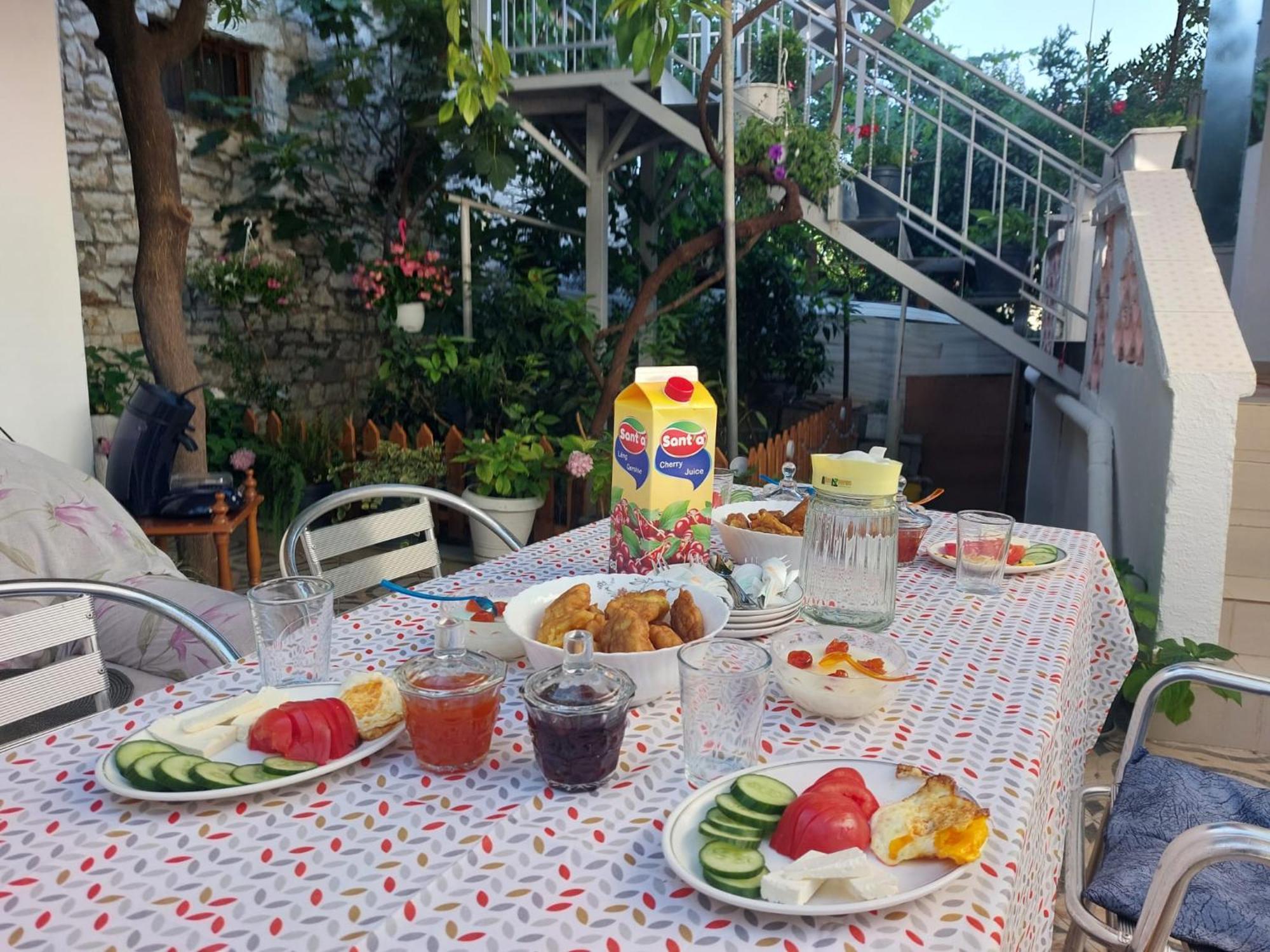 Guest House Flowers 베라트 외부 사진