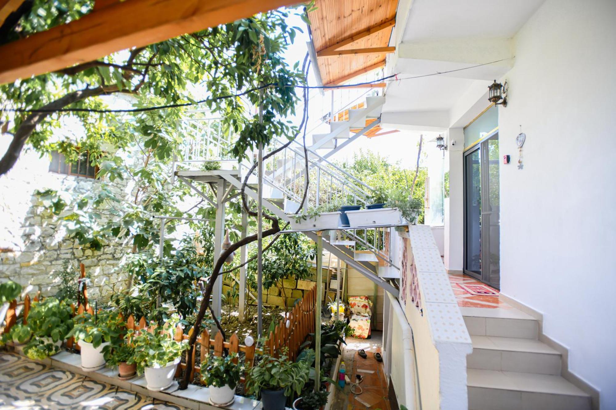 Guest House Flowers 베라트 외부 사진
