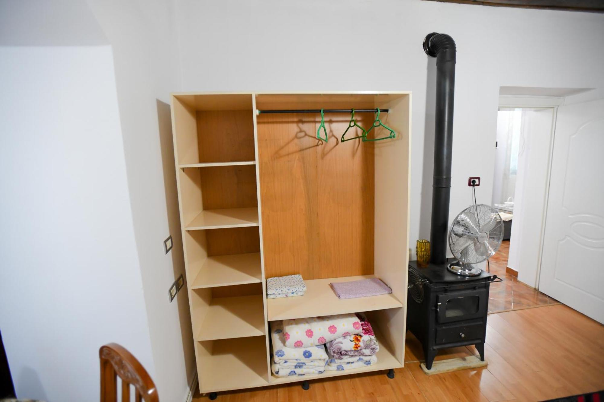 Guest House Flowers 베라트 외부 사진