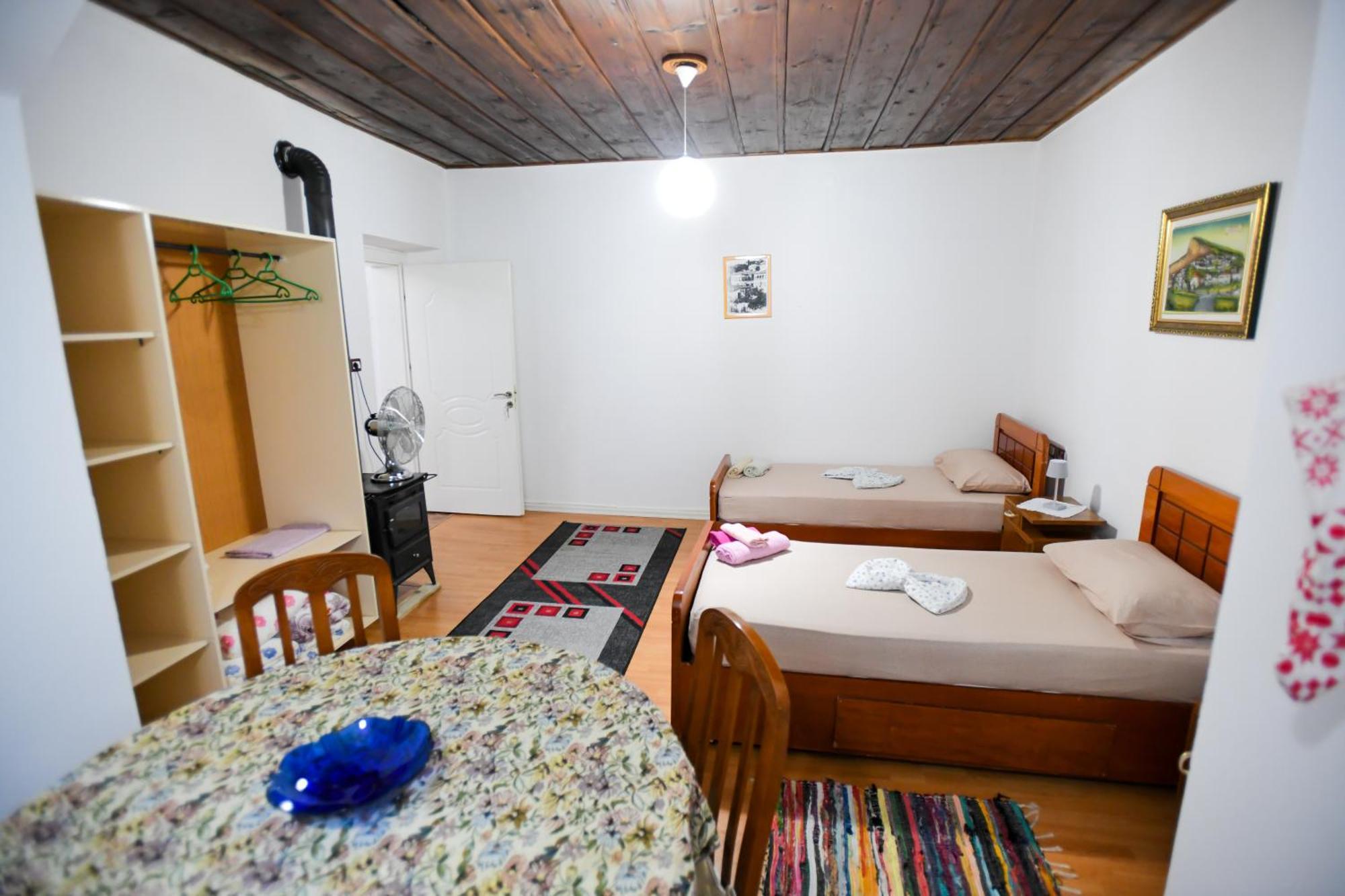 Guest House Flowers 베라트 외부 사진