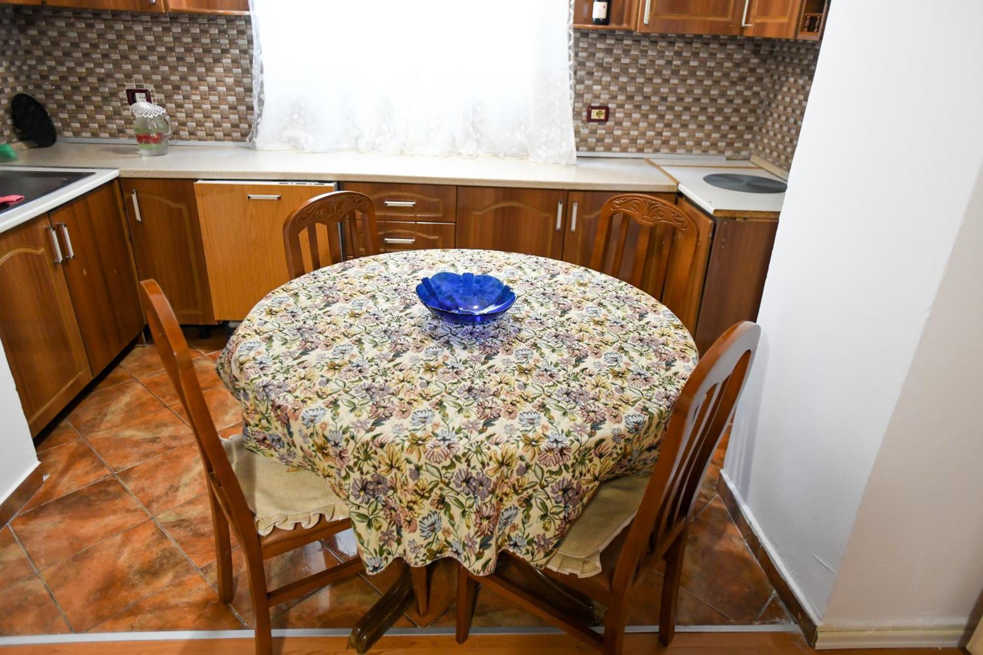 Guest House Flowers 베라트 외부 사진