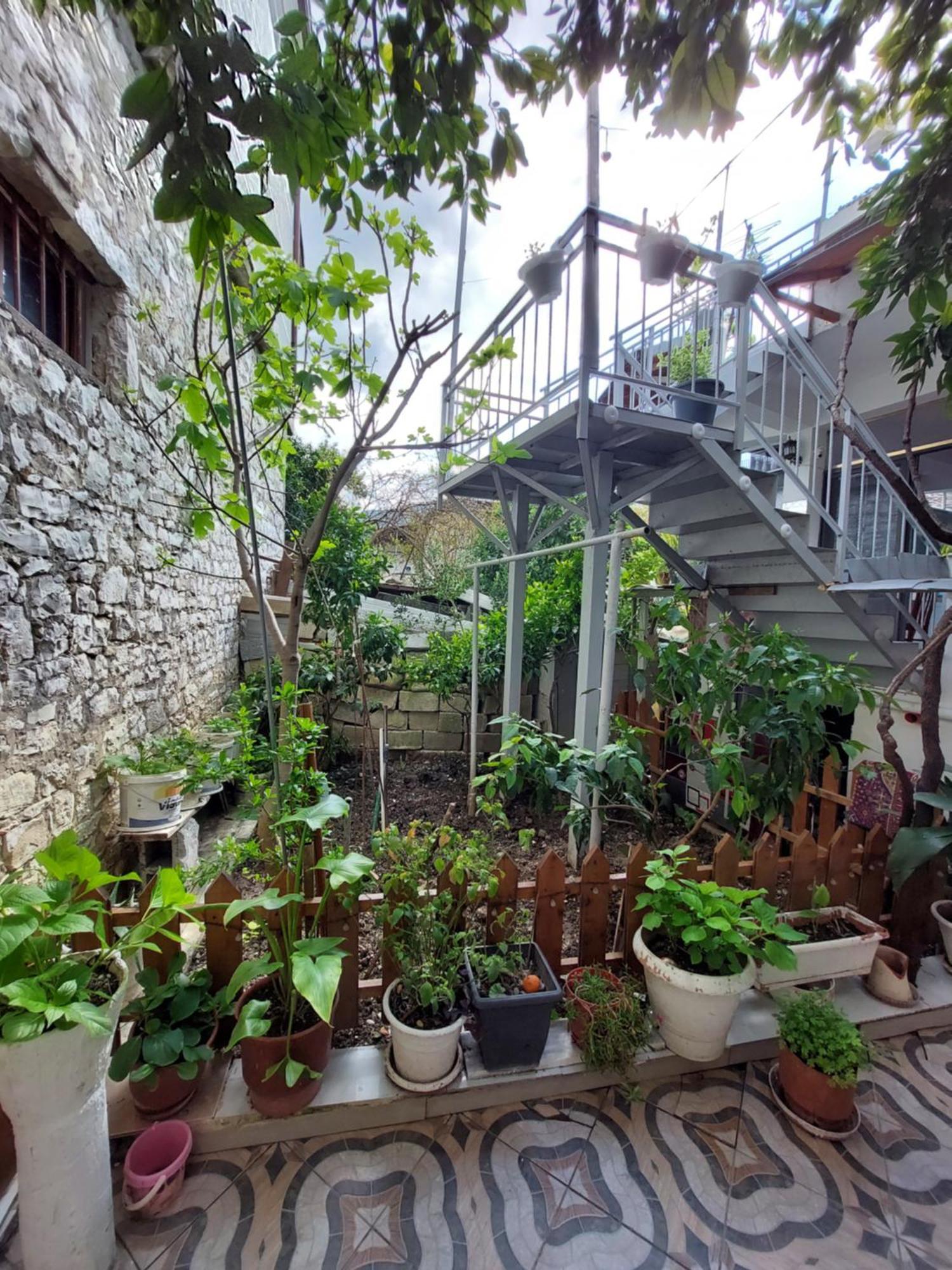 Guest House Flowers 베라트 외부 사진